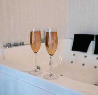 Lagnieu Apartment | Bali Serenity Balnéo et lit rond