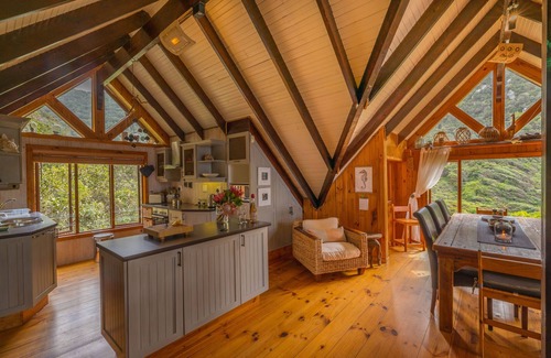 Victoria Bay House | Ballots Bay Treehouse