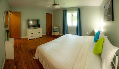 Hastings Highlands House | Bancroft Memories 5BR Family Retreat 2 Kitchens