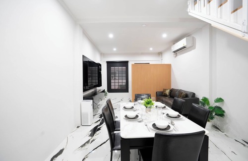 Bang Phlat House | Bangkok Family Retreat 2BR Townhome with A/C, Fast WiFi & Kid-Friendly Setup
