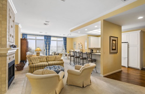 Harbor Springs Condo | Bank Penthouse Suite 12 - IN TOWN - Bay View! Elevator