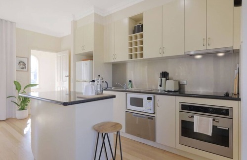Warrnambool Apartment | Banyan Retreat - one king bedroom apartment in CBD