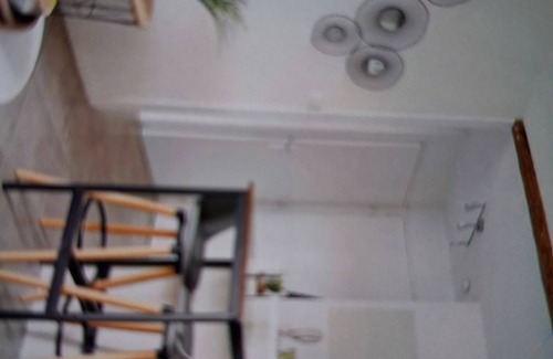 Fontaine-Bayonne-Cartoucherie Apartment | Bara, balcony, parking, Patte d'Oie district