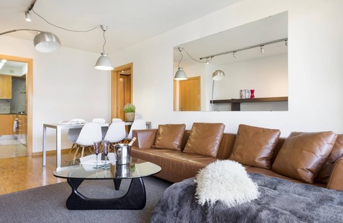 Sant Gervasi Apartment | Barcelona's Center Business Apartment with Balcony