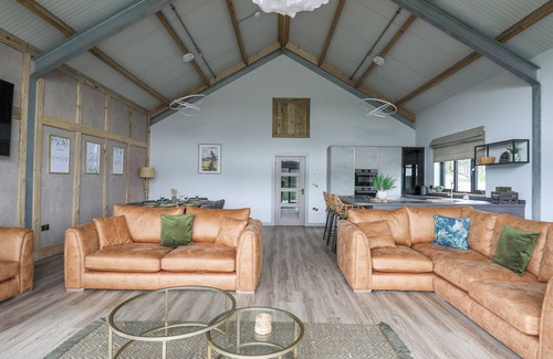 Kingswood Cottage | BARCUD COCH - RED KITE, pet friendly, with hot tub in Garthmyl