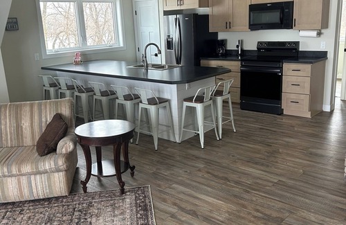 The Lakes Cabin | Bare Feet Retreat nNew, 2nd Floor 3-BR, 2 bath lakefront house on Lake Shetek