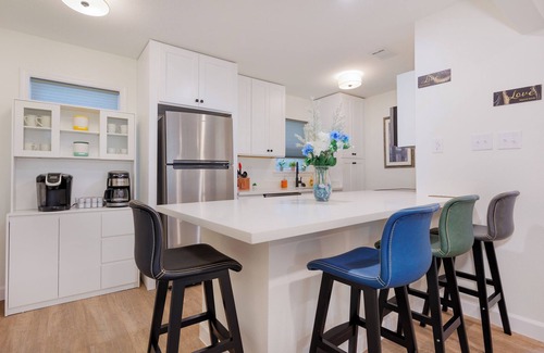 Biloxi Condo | Barefoot & Breezy- Downtown 2-bedroom condo with optional golf cart rental