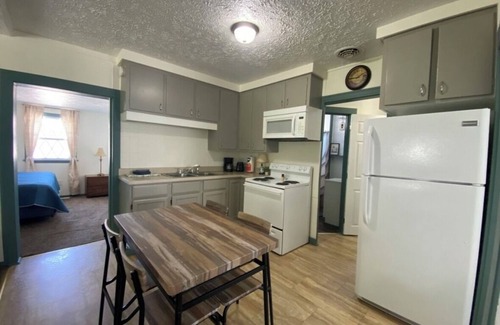 Geneva-on-the-Lake Cottage | Barefoot Bungalow: private 3 bdm cottage with patio