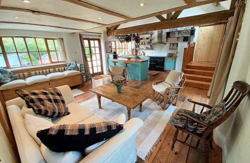 Eype House | Barn annex, 10 mins walk to the beach, swimming pool, great views and local pub