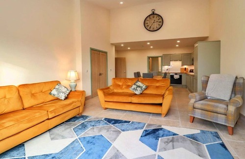 Little Rissington Cottage | Barn in Cotswolds with Hot Tub & Scenic Views