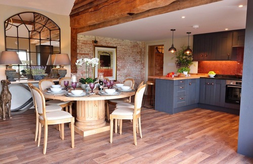 Quedgeley Cottage | Barn in Cotswolds with Outdoor Kitchen