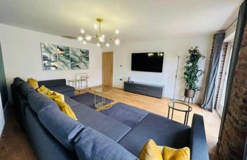 Storwood House | Barn near York with hot tub - Perfect for Groups and Families