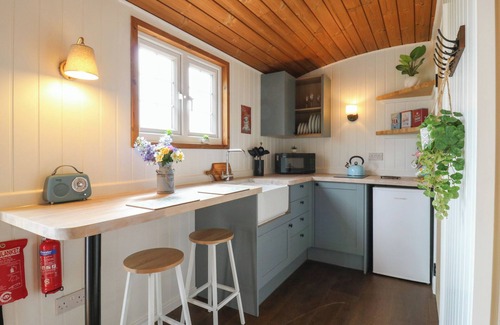 Cambridge Cottage | BARN OWL, pet friendly, with hot tub in Bottisham