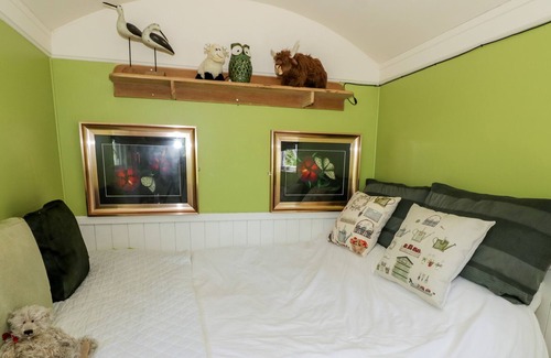 Newport Cottage | BARN OWL VIEW, pet friendly, with hot tub in Newport, Shropshire