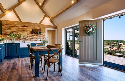 Quedgeley Cottage | Barn Retreat in Walton with Hot Tub & Spa Access