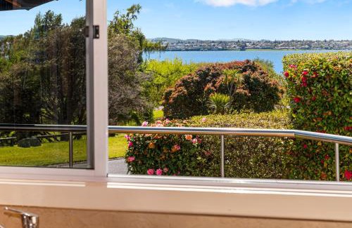 Wharewaka House | Barne the Bentley - Taupo Holiday Home