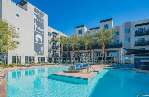 Desert View Village Apartment | Barrett Jackson-Dine-Golf-Swim-King Bed-Parking S439