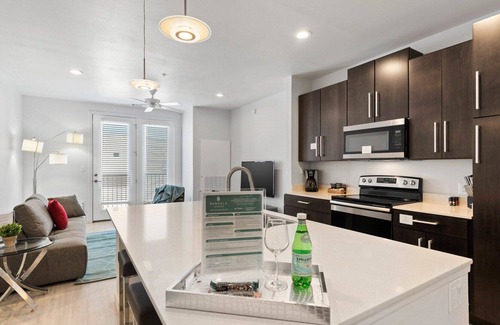 Midland Apartment | Barsala l Cozy 1BD, Modern Kitchen, Pool & Gym