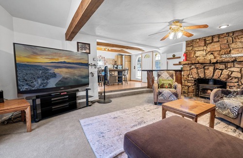 Sugarloaf Cabin | Barton Bungalow - Apple TV, Fireplace, Barbecue, Close to Hiking Trails