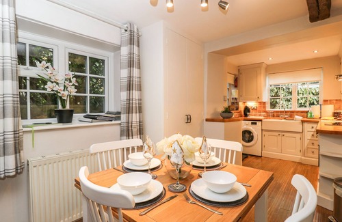 Bourton Cottage | BARTON COTTAGE, pet friendly, with open fire in Bourton-On-The-Water