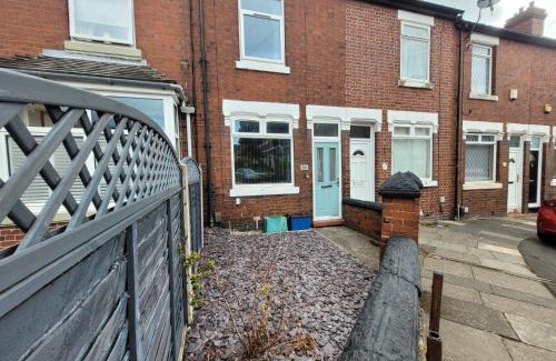 Tunstall House | Basford House- 3 bed, 2 bathroom house by Catchpole stays