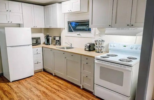 Adolphustown House | Bass Cove Beach Club - Lakefront cottage with Sauna