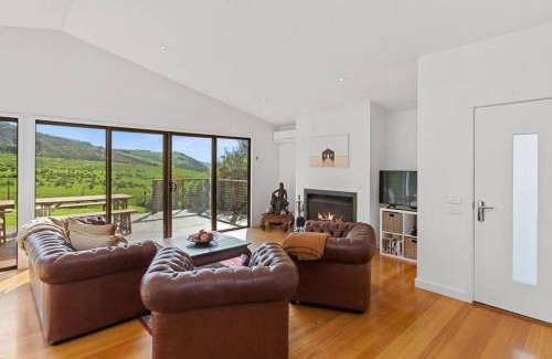 Skenes Creek House | Bass Retreat - Dog Friendly