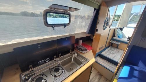 Montsauche-les-Settons Boat Rental | Bateau à quai lac des Settons