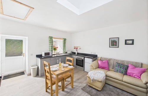 Balvicar Cottage | BATHACH BEAG, romantic, with a garden in Balvicar, Isle Of Seil