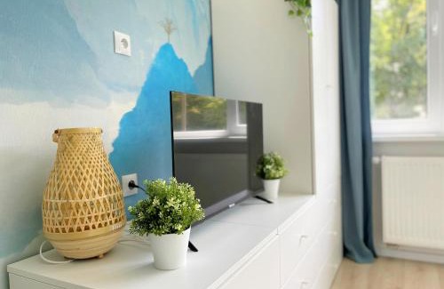 Ochota Apartment | Batorego 18 - Blue - 450m stacja metra Pola Mokotowskie, 800m Biblioteka Narodowa, 20m piękny park Pola Mokotowskie, 800m do SGH - Wifi - Smart TV - Good Apartments