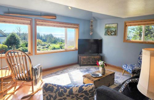 Waldport House | Bay and Horizon Views! Dog Friendly! Crabbing and Fishing Close By!