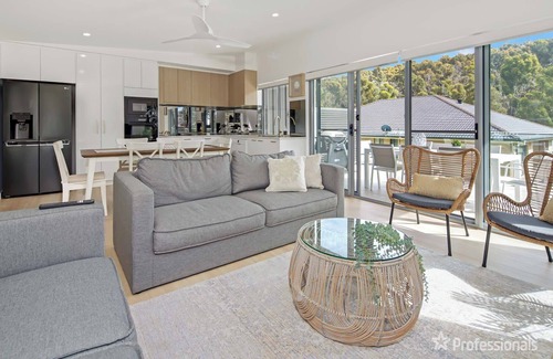 Malua Bay House | Bay Dream | Flat Walk to Beach & Shops, WiFi | Minutes to Mogo Trails