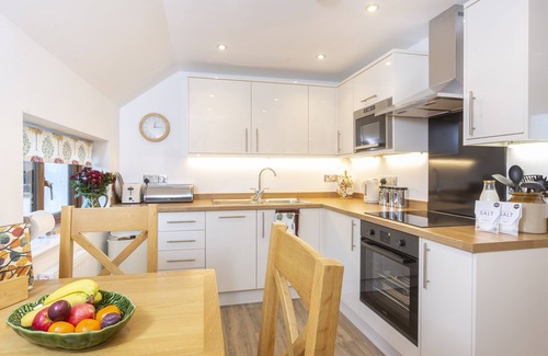 Droitwich Cottage | BAY TREE COTTAGE, pet friendly, with a garden in Droitwich Spa