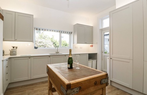 Seaton Cottage | BAY TREE HOUSE, pet friendly, with a garden in Seaton, Devon