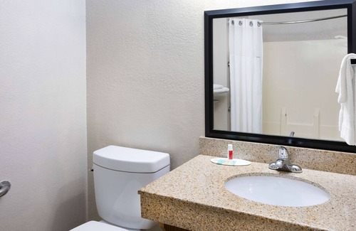 Beloit Hotel | Baymont by Wyndham Beloit