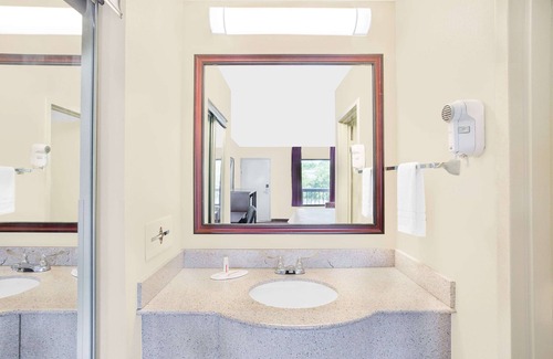 Greenville Hotel | Baymont by Wyndham Greenville
