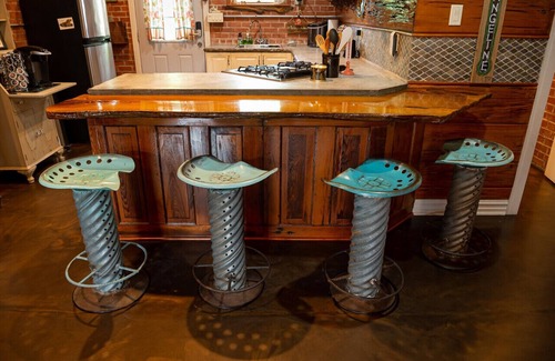 New Iberia Cabin | Bayou Chateau A Cajun Oasis, Bayou-Side, Fire Pit, Private Decks, Pets, Downtown NILA!