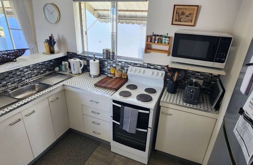 Wynnum Apartment | Bayside Lifestyle Getaway Sleeps 4