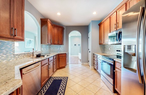 The Commons House | Bayside Resort house w/basketball court, tennis court, shared sauna & WiFi