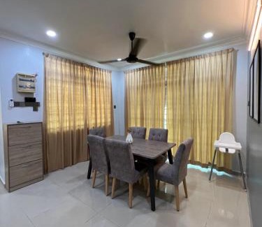 Batu Buruk House | Bayu Homes(Cozy 4 BedRoom SemiD in KT City Center)