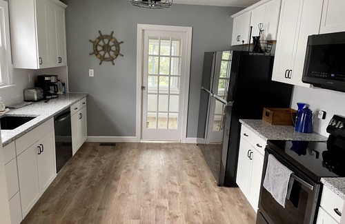 Colonial Beach House | Bayview Breeze w/screened porch