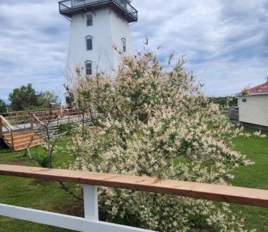 Brackley Beach Resort | Baywatch Lighthouse Cottages & Motel