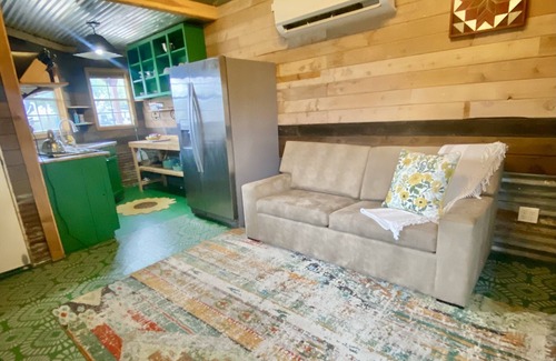 Lockhart House | BBQ, Music & Tiny Home Charm – Clover Casita
