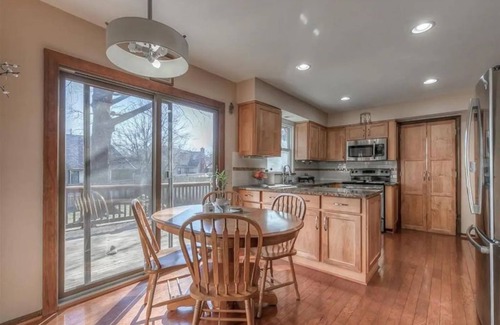 Overland Park House | BBQ, Smart T.V. WiFi, Nearby Park, Gym, kids activities