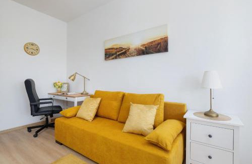 Katowice Apartment | Beżowy Apartament Przy Parku w Katowicach z Widokiem na Staw i Biurkiem by Noclegi Renters