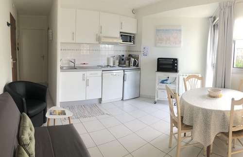 Granville Apartment | Beach 50m away with no street to cross.10-minute walk to town center.