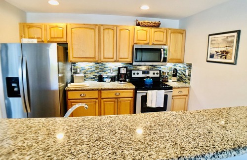 Westport Condo | Beach Access ~ Hot Tub ~ King Bed ~ EV Charger!