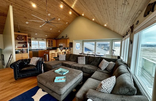 Bayshore House | Beach and Bay Views, Family Friendly, Immaculate, Chef's Kitchen, Beach Front