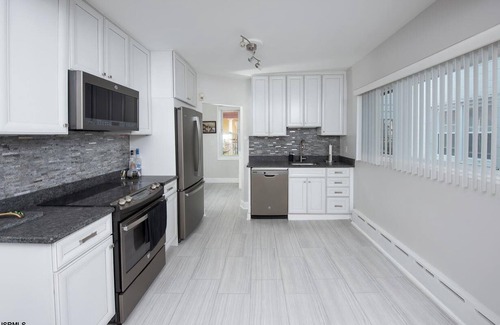 Ventnor City House | BEACH BLOCK 100% RENOVATED HUGE ROOF DECK SEE OCEAN 6bedroom bath 7 beds+futon