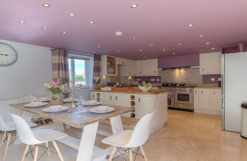 Caister-on-Sea House | Beach Breeze Cottage - Hot Tub - 3 Bedr - Pets OK